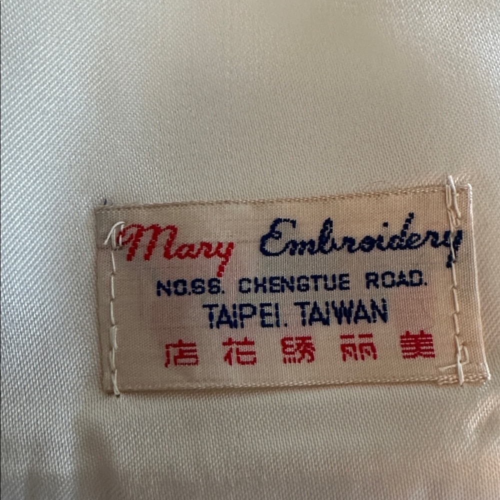VINTAGE TAIWANESE 1970’s Silk embroidered shawl - Picture 4 of 7